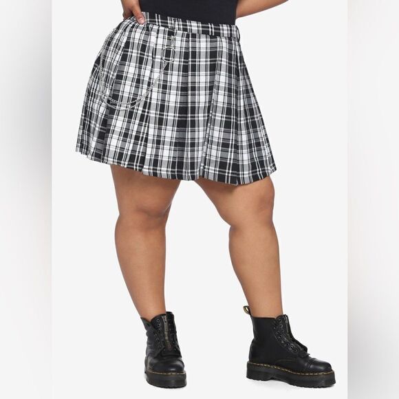 Hot Topic Dresses & Skirts - Hot Topic Black & White Plaid O-Ring Chain Skirt  size XL